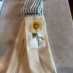 Demdaco Cream and Black Striped Dishtowel Boa with sunflower design 4 x 69 inch